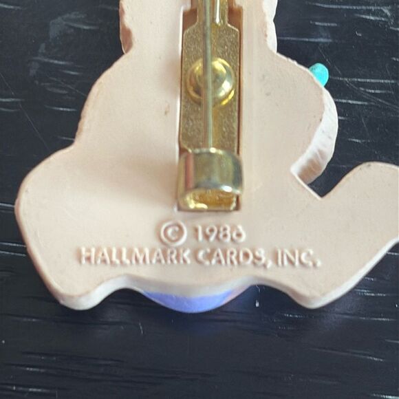 Vintage 1986 Hallmark Bunny painting egg Pin Brooch - Picture 2 of 4